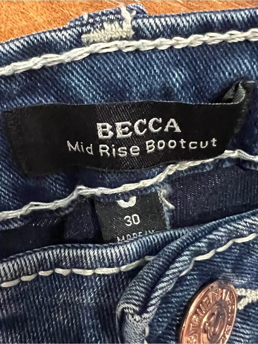True Religion BECCA Mid-Rise Boot Cut Jeans in EUC - Picture 3 of 4